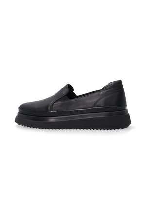 Chaussure noire en cuir à enfiler avec un bout rond, un design épuré, une semelle en caoutchouc épaisse et une semelle extérieure texturée pour une meilleure adhérence. Aucune quincaillerie ou motif visible.