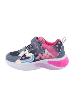 Des chaussures de sport bleu et rose avec un design en forme de cœur, dotées d'une sangle Velcro et d'accents pailletés, sur un fond uni.