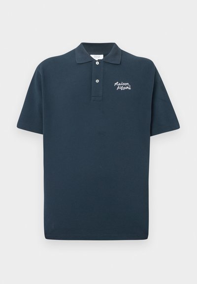 Námornícka polo košeľa vyrobená z bavlny, s dvomi gombíkmi na zapínanie, krátkymi rukávmi a bielym vyšívaním "Maison Kitsuné" na prsiach.