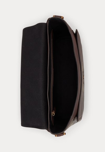 Καφέ δερμάτινη γυναικεία τσάντα χειρός ανοιχτή, με μαύρο υφασμάτινο εσωτερικό που διαθέτει τσέπη με φερμουάρ και μεταλλικά στοιχεία σε χρυσό τόνο.