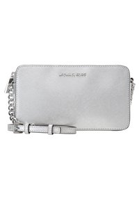 Hopeanvärinen keinonahkainen lompakko, jossa on sileä pinta, ketju ja hihna, painettu logo ja suorakulmainen muoto.