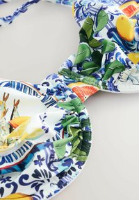 Ikke valgt, blue white sardine print