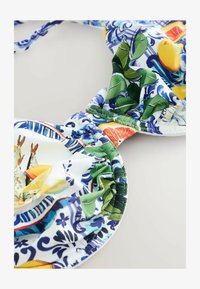 Ikke valgt, blue white sardine print