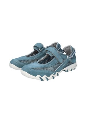 Bottines en daim bleu avec des détails en maille, sangle ajustable et semelle en caoutchouc blanc avec un motif zigzag pour une meilleure adhérence.