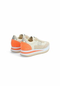 Sneakers con tomaia in tela beige, accento in suede arancione sul tallone, dettagli metallici argentati e suola in gomma bianca con strisce arancioni.