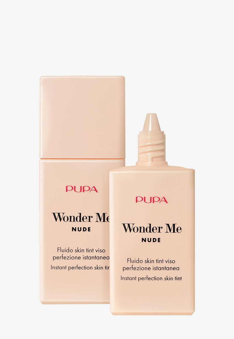 Teint peau Pupa Wonder Me Nude en deux contenants ; couleur beige doux, fini mat, l’un avec un distributeur à pompe, étiqueté avec les détails du produit en noir et rouge.