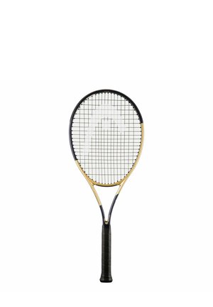 Tennisschläger mit schwarzem Griff, goldenem und schwarzem Rahmen und straff bespannten Saiten, zentriert auf weißem Hintergrund.
