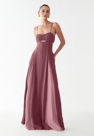 Maxi sukienka w głębokim kolorze mauve, z dopasowaną górą z wycięciami, cienkimi ramiączkami i zwiewną, plisowaną spódnicą wykonaną z teksturowanej tkaniny.