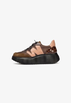 Brown en roze sneaker met gestructureerd leer en nubuck, voorzien van een chunky zwarte zool en een contrasterend zigzagpatroon aan de zijkant.