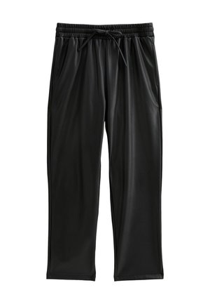 Zwarte sportbroek gemaakt van glad, lichtgewicht materiaal. Voorzien van een elastische tailleband met een trekkoord en zijzakken.