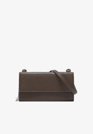 Dunkelbraune rechteckige Leder-Umhängetasche mit Klappverschluss und verstellbarem Riemen, geprägtes Logo in der Mitte vorne.