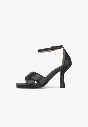 Sandalo nero con tacco alto, punta aperta, cinturini incrociati e cinturino alla caviglia con fibbia metallica rotonda.