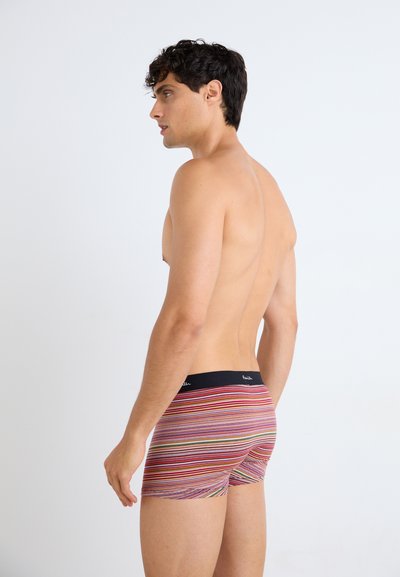 Fargerike stripete boksershorts i rød, rosa og gul med svart midje. Materialet ser mykt og tettsittende ut, designet for komfort.