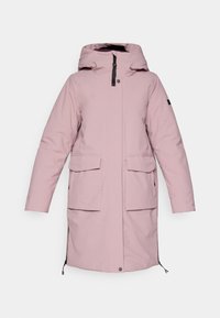 Roze waterdichte parka met een capuchon, twee voorzakken en een ritssluiting. Beschikt over verstelbare zijventilatieopeningen en zwarte accenten.