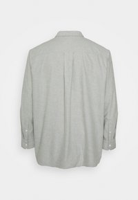 Szara koszula z długim rękawem, z kołnierzykiem, z zapięciami na guziki, o gładkiej teksturze i plisą z tyłu, charakteryzująca się minimalistycznym, eleganckim wzornictwem.