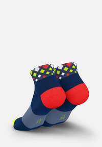 Navy-Socken mit einem gemusterten Bündchen, das rote, grüne und weiße Quadrate zeigt. Rote Akzente an Ferse und Zehen sowie ein grauer Mittelbereich.