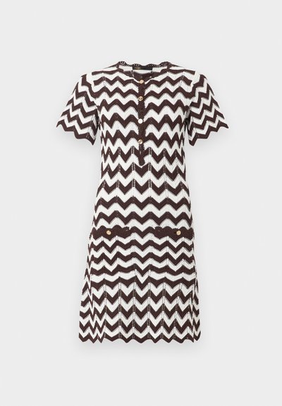 Robe à manches courtes avec motif zigzag marron et blanc, patte de boutonnage à l'avant et deux poches avant avec boutons.
