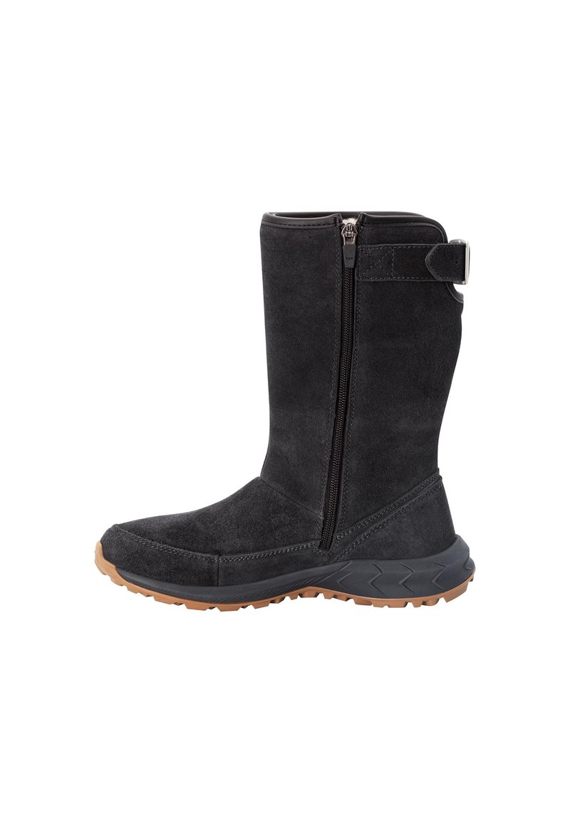 Bottine en suède noir avec une fermeture éclair et une semelle en caoutchouc grise. Présente un bout arrondi et des détails de couture subtils. Semelle extérieure marron clair.