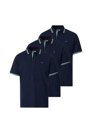 Drei marineblaue kurzärmelige Poloshirts mit grün-weißem Besatz an Kragen und Ärmeln, nebeneinander angeordnet.