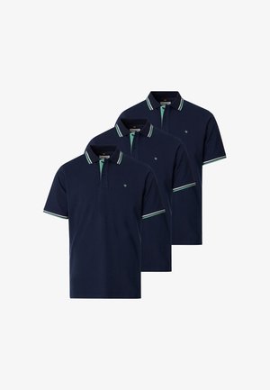 Tre navyblå polo shirts med korte ærmer med grønne og hvide kanter på kraver og ærmer, arrangeret ved siden af hinanden.
