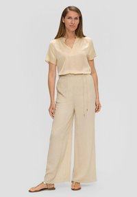 s.Oliver BLACK LABEL LOOSE MIT CRINKLE-STRUKTUR - Stoffhose - beige