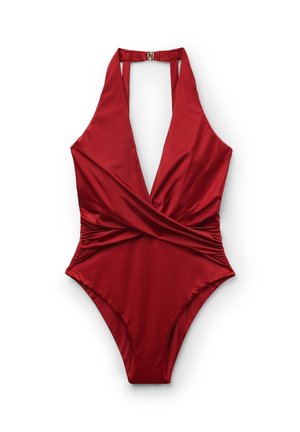 Czerwony jednoczęściowy kostium kąpielowy z satyny z wiązaniem na szyi, głębokim dekoltem w kształcie litery V i marszczonym pasem.