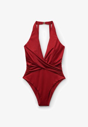 Czerwony jednoczęściowy kostium kąpielowy z satyny z wiązaniem na szyi, głębokim dekoltem w kształcie litery V i marszczonym pasem.