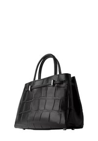 Sac à main en cuir noir avec texture crocodile, deux poignées supérieures et détails de boucles argentées sur un fond blanc uni.