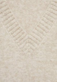 Beige gestrickter Pullover mit V-Ausschnitt. Rippendetails am Hals, weiche Textur und dezentes Muster im gesamten Stoff.