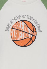 Weißes T-Shirt mit grünen Raglanärmeln, mit einem Grafikdesign eines Basketballs und dem Text "GIB DEINE TRÄUME NICHT AUF" in Orange und Schwarz.