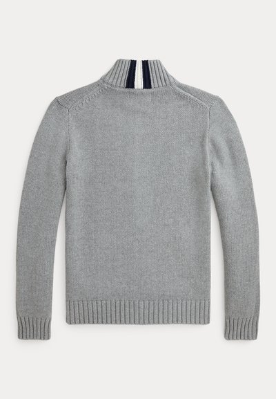 Grauer Strickpullover mit langen Ärmeln und gerippten Bündchen, Saum und Kragen mit weißen und marineblauen Streifen.