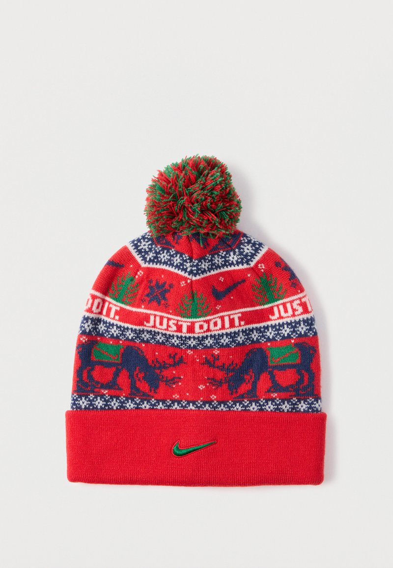 Κόκκινο πλεκτό σκουφάκι με σκούρο μπλε και λευκό σχέδιο νιφάδας χιονιού, πράσινες λεπτομέρειες και πράσινη φούντα στην κορυφή. Εμφανίζει το κείμενο "JUST DO IT" και το λογότυπο της Nike.
