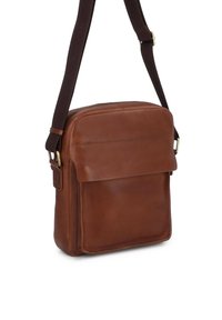 Borsa a tracolla in pelle marrone con chiusura a cerniera, tasca frontale piatta, tracolla marrone regolabile e dettagli di cuciture discrete.