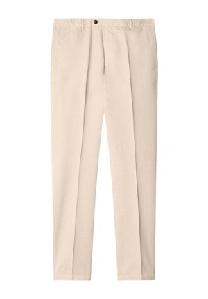 Pantalon beige à jambes droites avec plis avant, poches latérales, passants pour ceinture et fermeture à bouton à la taille.