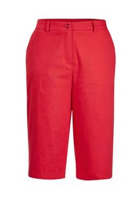 Shorts en lin rouge à coupe droite, avec poches avant et fermeture à un bouton à la taille. Texture lisse et design longueur genou.