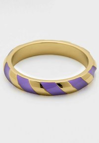 Guldtonet bangle-ring med vekslende diagonale lilla og gyldne polerede sektioner, med en glat, afrundet profil og teksturerede accenter.