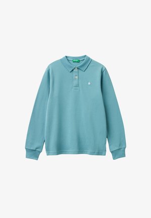 Lichtblauwe polo met lange mouwen, gemaakt van zachte stof, met een drukknoopsluiting en een klein geborduurd logo op de borst.