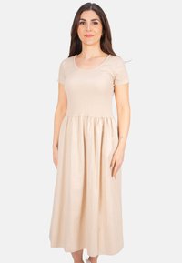 Beige Midi-Kleid mit kurzen Ärmeln, tailliertem Oberteil, gerafftem Taillenbund und einem fließenden Rock. Weiche Textur, glatte Stoffoberfläche.