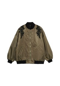 Giacca bomber in satin verde oliva con dettagli neri ricamati, chiusura con zip, polsini a coste e tasche laterali; vestibilità rilassata e texture liscia.
