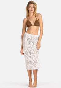 Brązowy trójkątny stanik bikini w zestawieniu z białą przejrzystą spódnicą wzorowaną na liściach, do kolan, z dopasowaną talią.