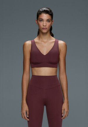 OYSHO, COMFORTLUX SPORTS BRA WITH MEDIUM SUPPORT AND V-NECK - Brassières de sport à maintien normal - burgundy
