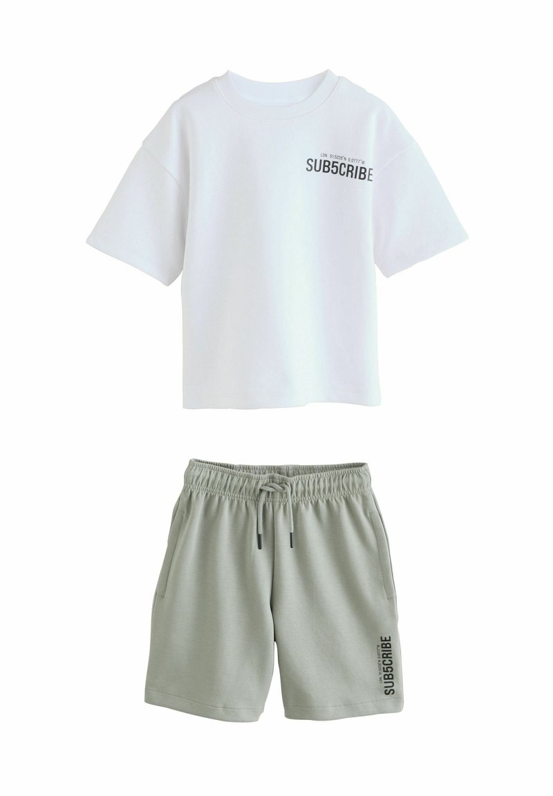 Next - REGULAR FIT - BOXY FIT SHORT SLEEVE SET   - Kratke hlače - white sage green subscribe, Povečajte