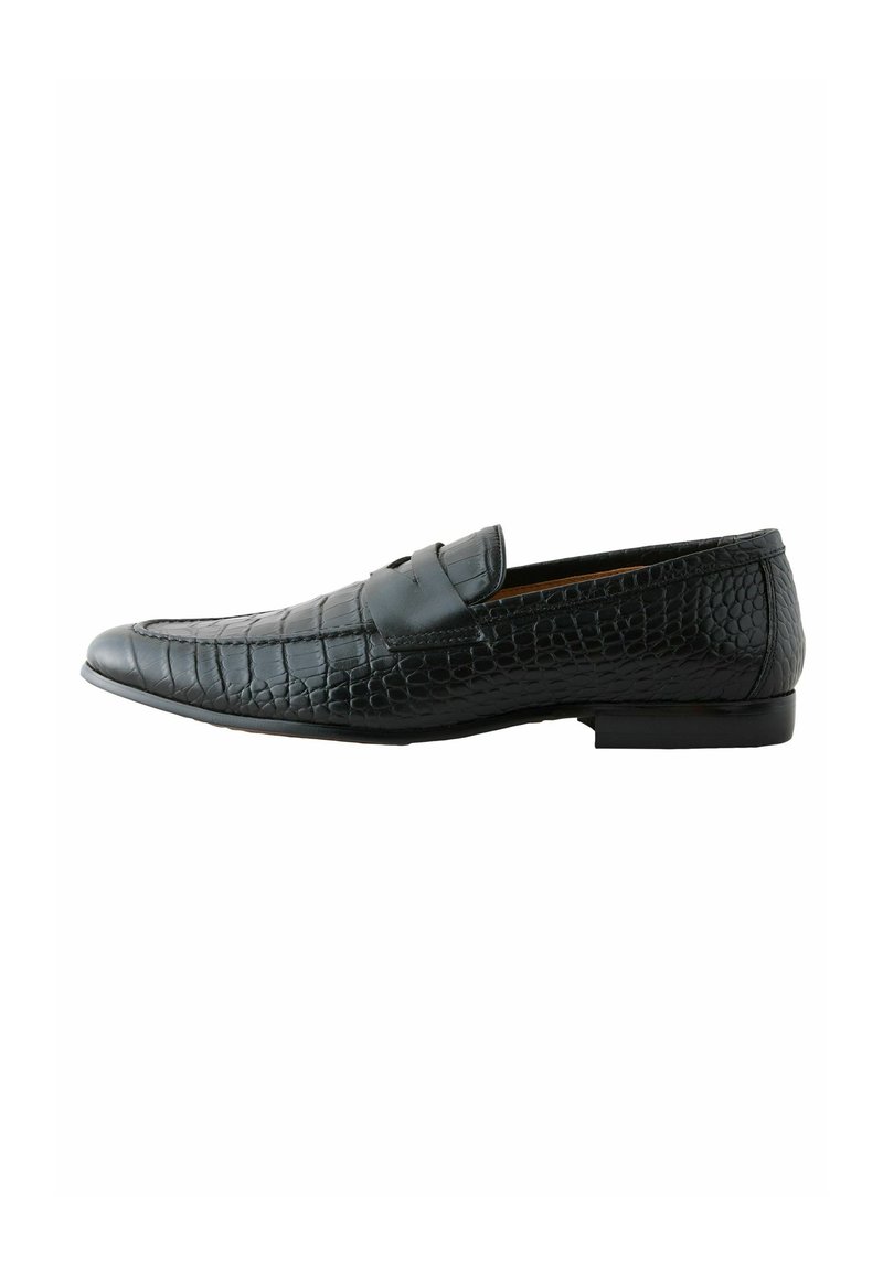 Schwarze Loafers aus strukturiertem Leder mit Krokodilprägung, ausgestattet mit einer glatten Zehenpartie und einem dezenten Riemen über dem Spann. Flache Schuhsohle.