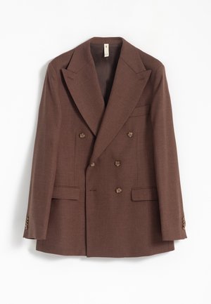 Blazer marrón de doble botonadura con solapas amplias, seis botones, dos bolsillos frontales de solapa y un bolsillo en el pecho sobre un fondo blanco.