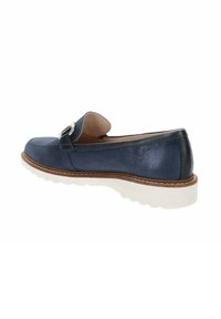 Mocasín de cuero azul marino con suela blanca plana, detalle de hebilla plateada y un acabado suave. Punta redondeada y acentos cosidos.