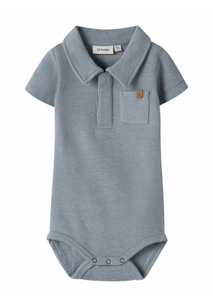 Tutina corta per neonati azzurro chiaro con tessuto strutturato, piccola tasca sul petto, colletto e chiusure a bottoni a scatto all'altezza dell'ingresso.