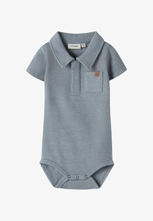 Lyseblå kortærmet babykropdress med tekstureret stof, lille brystlomme, krave og trykknapper ved skridtet.