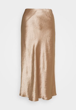 Falda midi de satén beige brillante con una ligera campana y textura suave, mostrada sobre un fondo blanco.