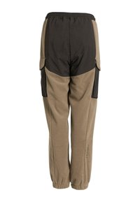 Pantalons cargo en polaire avec une taille élastique, présentant des panneaux noirs et marron, des poches latérales et des poignets côtelés aux chevilles.