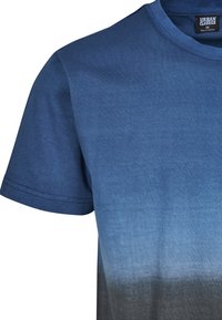 Zils gradient t-krekls ar īsām piedurknēm, izgatavots no gludas kokvilnas maisījuma. Tam ir apaļš kakla iekšējais izgriezums un viegls pāreja no tumši zilas uz gaiši zilu.